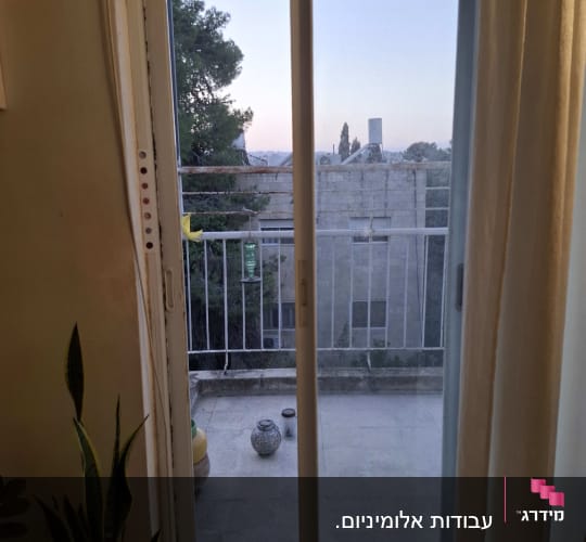 דלת הזזה מאלומיניום עם נוף למרפסת
